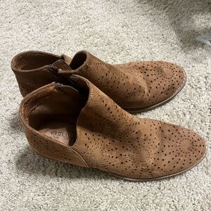 Selling boots color brown size 9 and 1/2